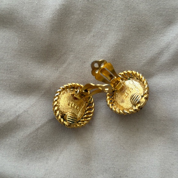 CHANEL Vintage Pearl Clip On Earrings Gold REAL - Picture 7 of 9